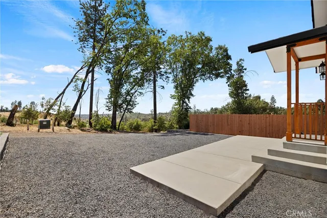 a view of a backyard