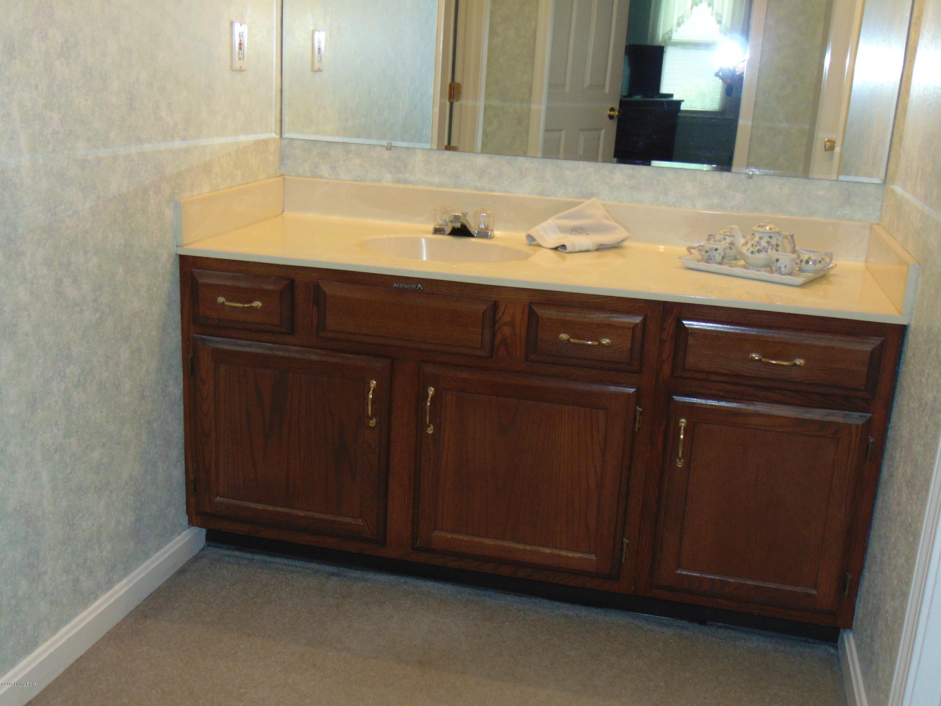 8212 Lacevine Road Louisville, KY 40220 - Photo 25 of 59 DSC00901