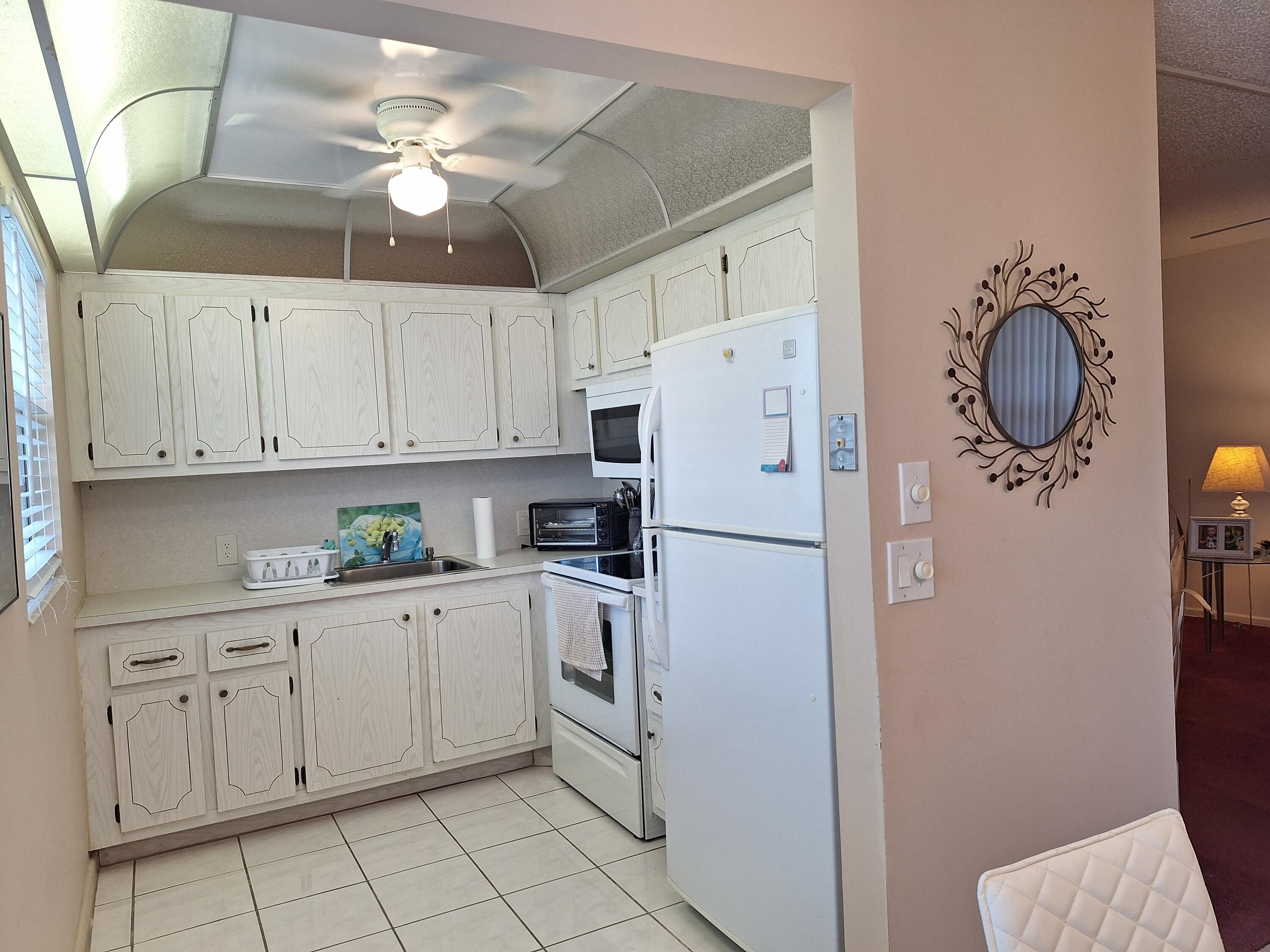 53 Brighton B Boca Raton, FL 33434 - Photo 3 of 29 kitchen