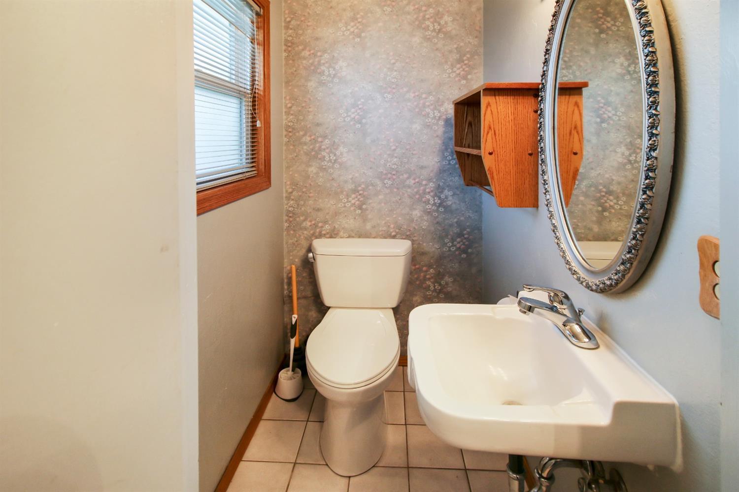 440 David Way Talent, OR 97540 - Photo 23 of 34 Half Bathroom