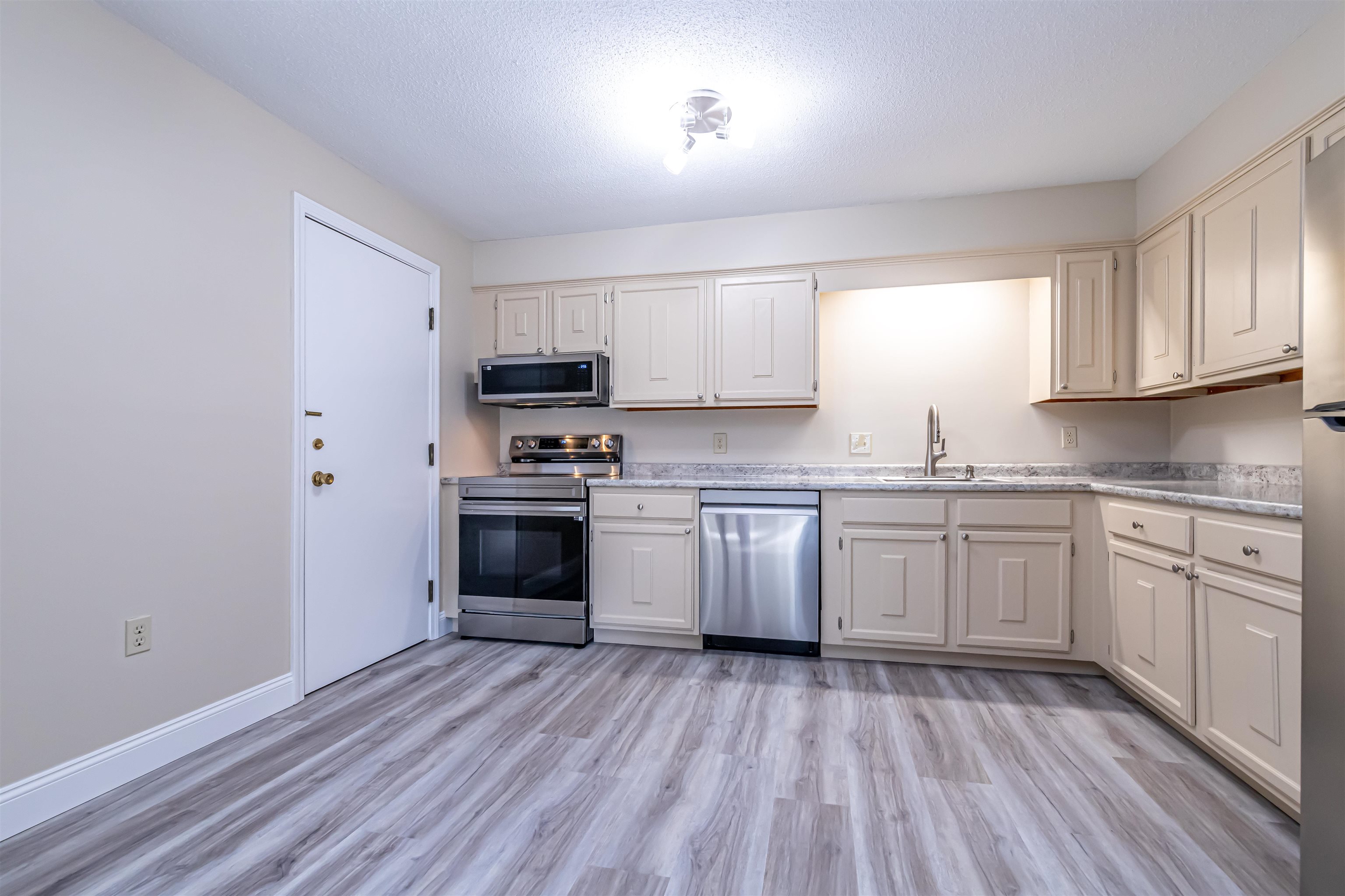 1 Bittersweet Road, Unit 7 Nashua, NH 03060 - Photo 3 of 31