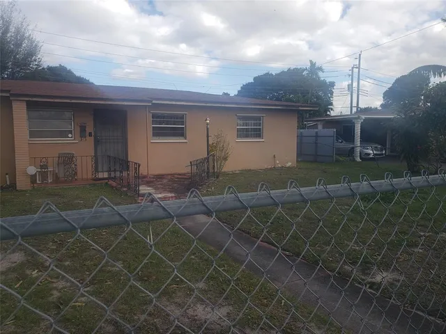 a view of a house with backyard