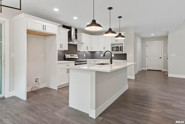 $594,000 | 604 Rock River Road, Springfield, IL 62711