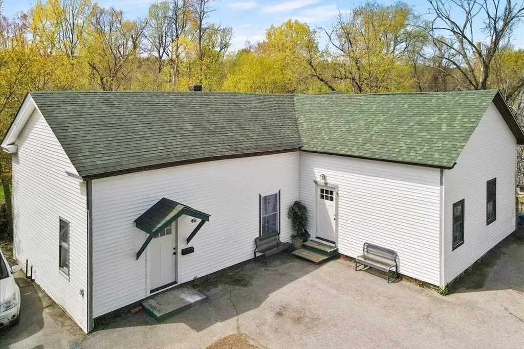 a view of a house with backyard