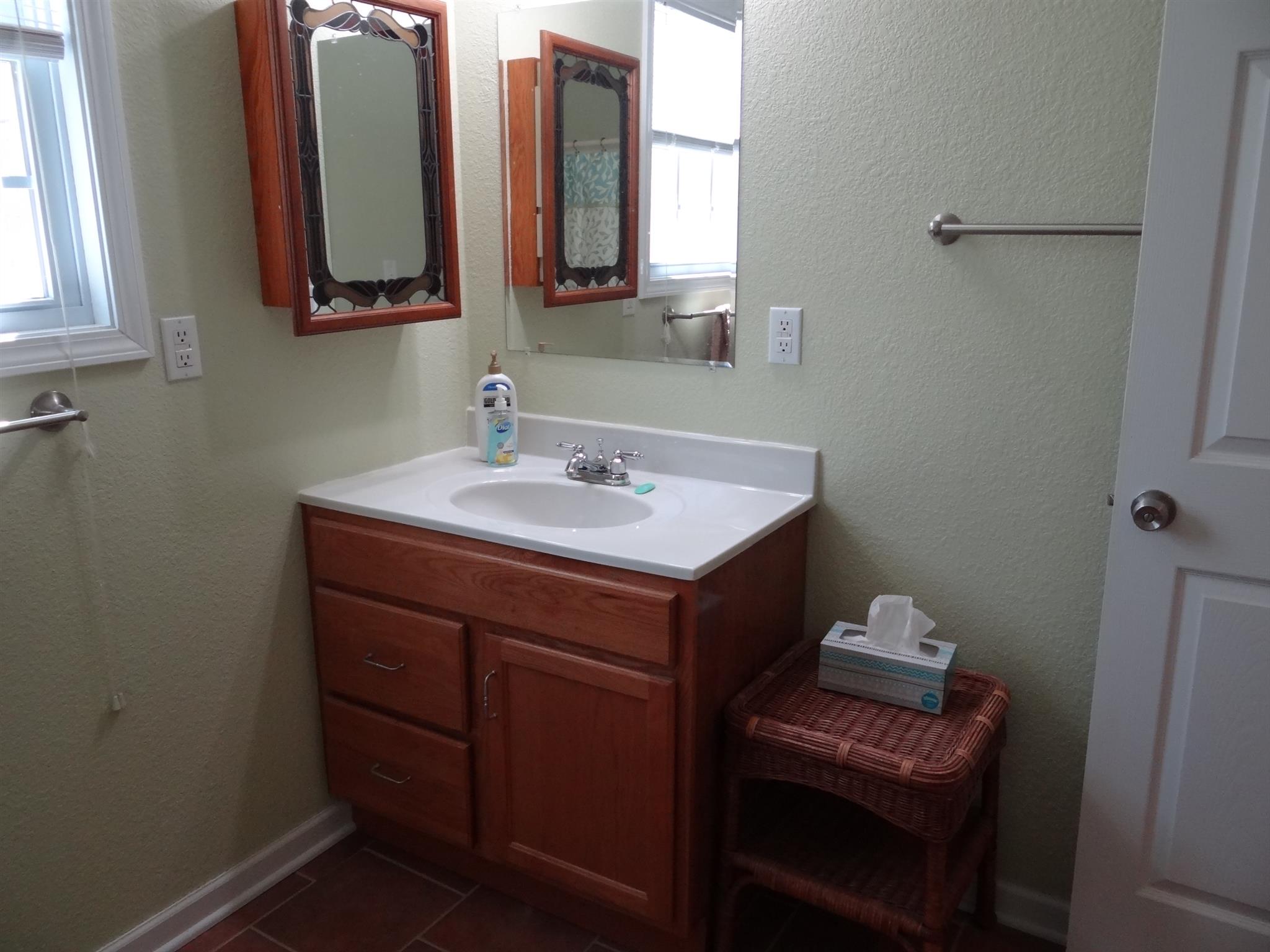 527 Tabletop Road Monterey, TN 38574 - Photo 14 of 29 Large hall bathroom with window.