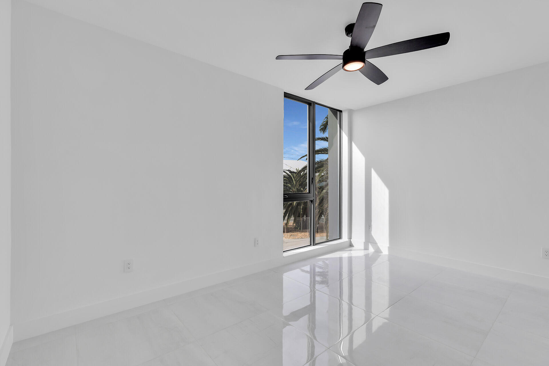 62 Mutiny Place Key Largo, FL 33037 - Photo 43 of 70 en empty room with window and ceiling fan