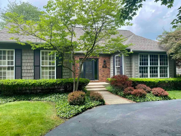 $785,000 | 1303 East Erskine Mnr Hl Drive, South Bend, IN 46614