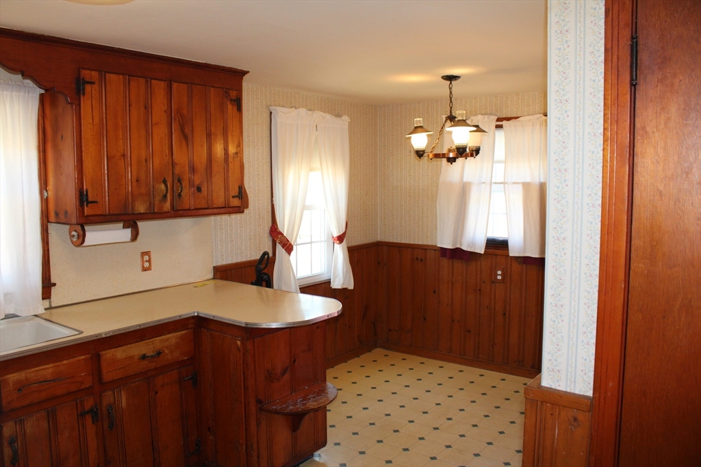 16 North Hood Street Springfield, MA 01109 - Photo 4 of 11