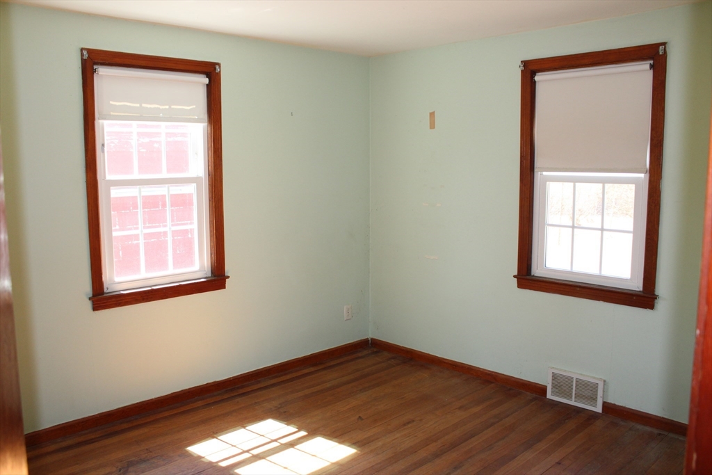 16 North Hood Street Springfield, MA 01109 - Photo 6 of 11