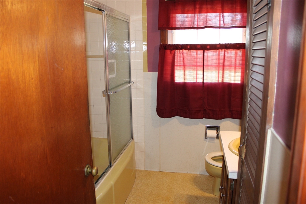 16 North Hood Street Springfield, MA 01109 - Photo 7 of 11