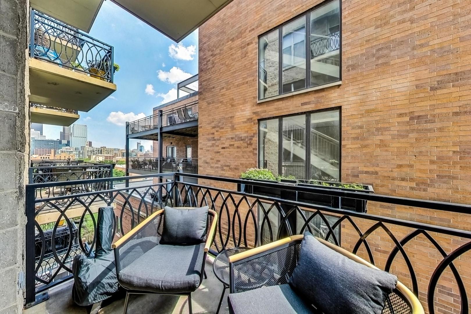 1201 West Adams Street, Unit 609 Chicago, IL 60607 - Photo 15 of 19 a view of a chairs and table in the balcony