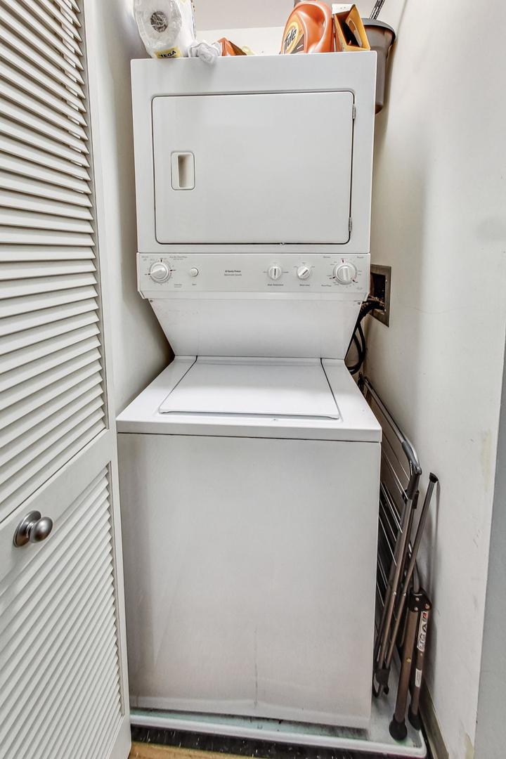 1201 West Adams Street, Unit 609 Chicago, IL 60607 - Photo 16 of 19 a utility room with dryer and washer