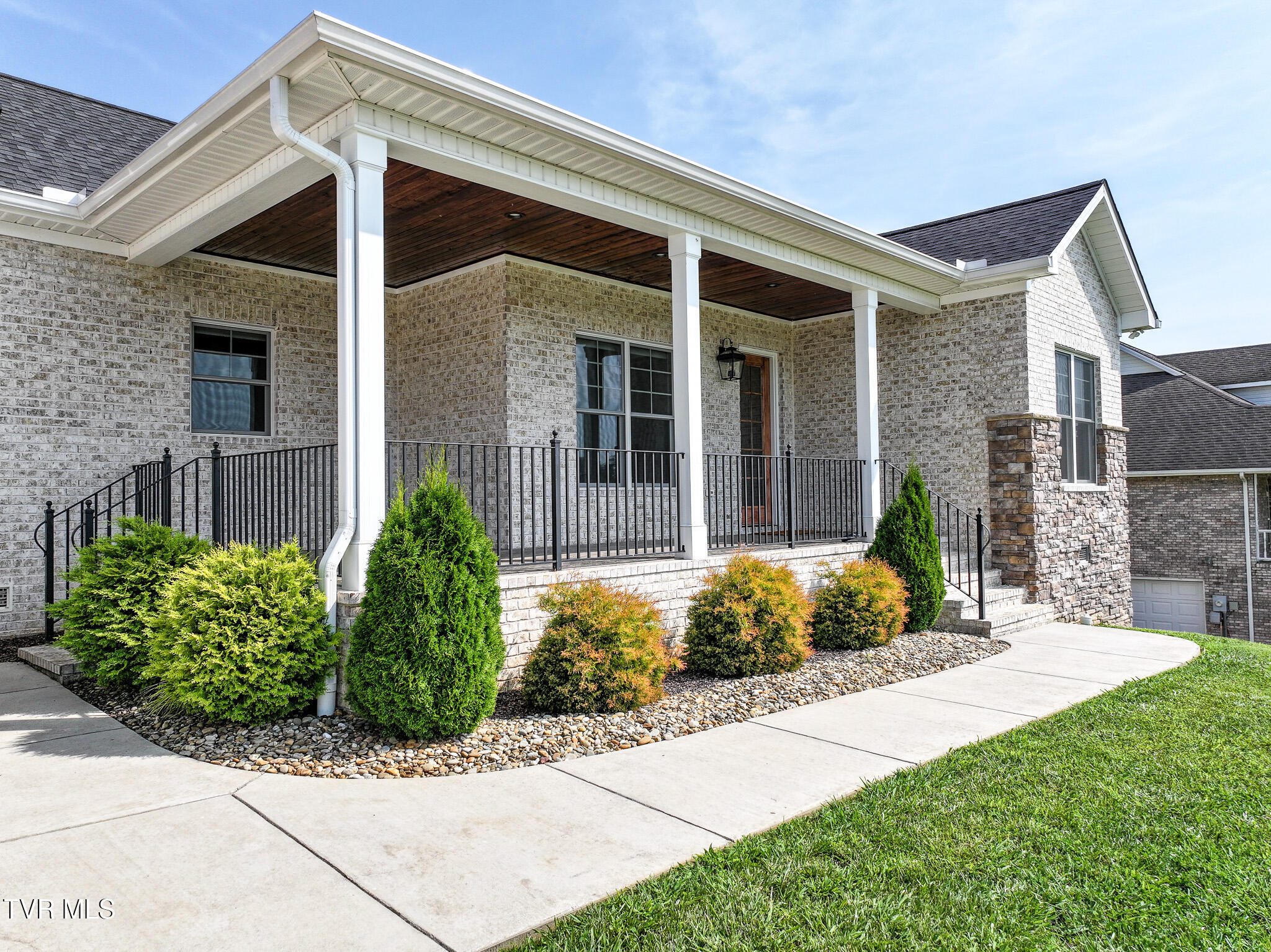 150 Naples Lane Greeneville, TN 37745 - Photo 4 of 48 Front porch