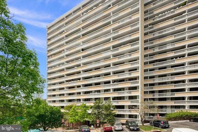 $2,900 | 6101 Edsall Road, Unit 702, Alexandria, VA 22304