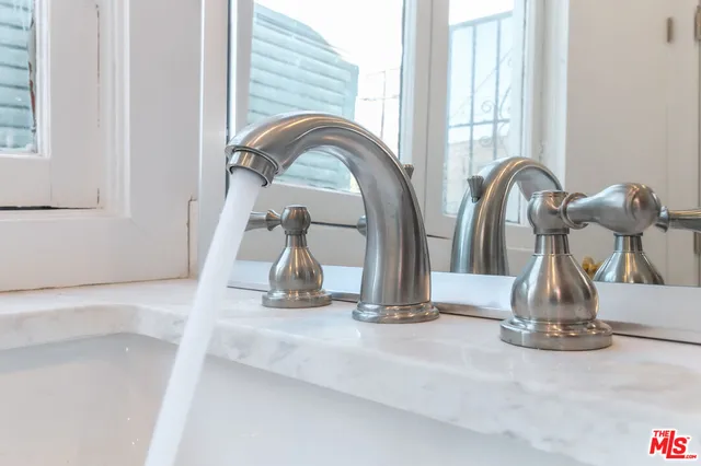 $2,990 | 2303 West 30th Street, Los Angeles, CA 90018