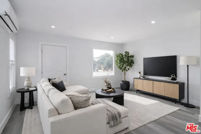 $2,990 | 2303 West 30th Street, Los Angeles, CA 90018