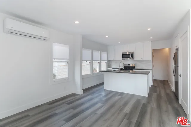 $2,990 | 2303 West 30th Street, Los Angeles, CA 90018