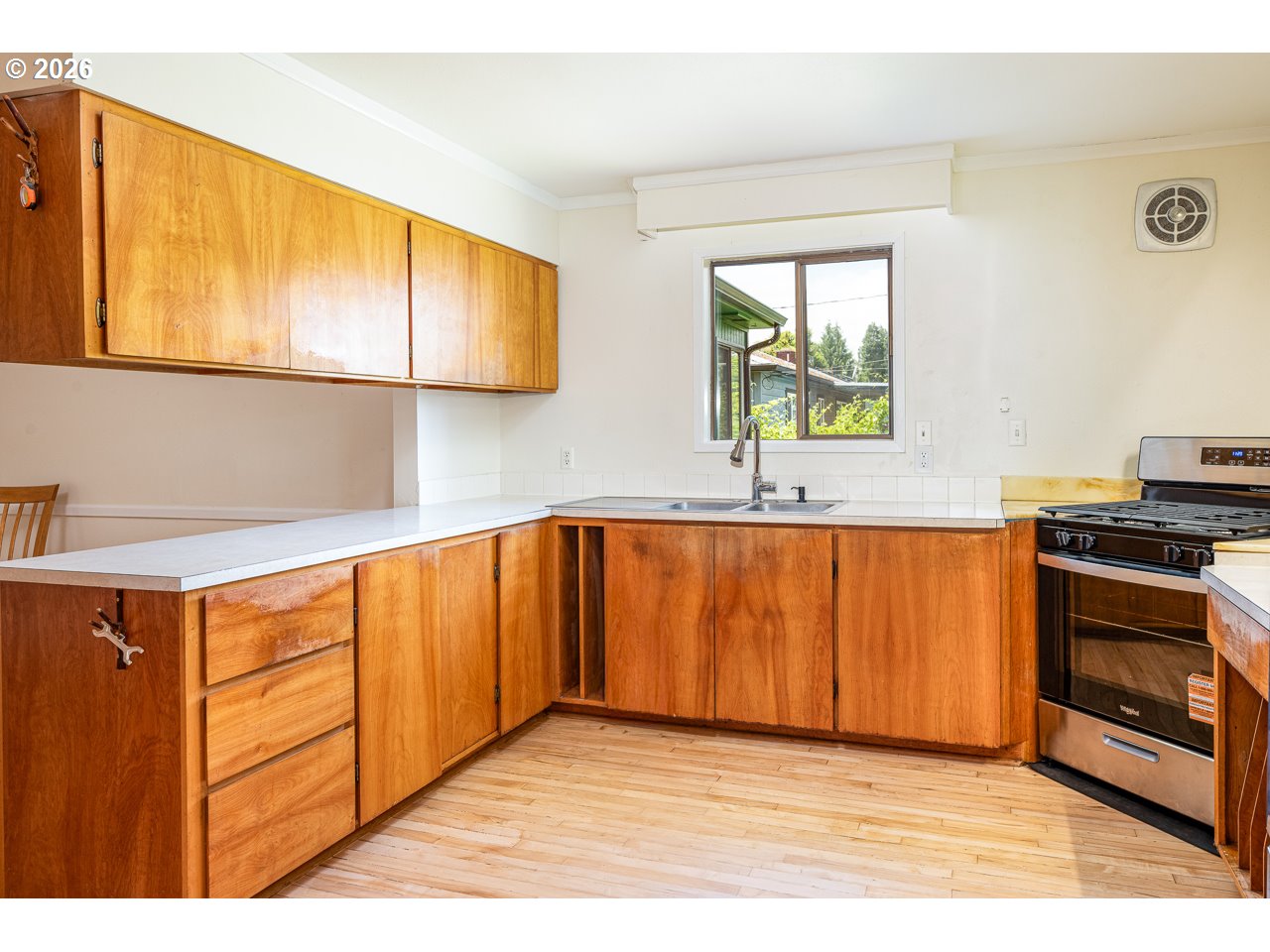 1404 Centennial Boulevard Springfield, OR 97477 - Photo 19 of 32 Kitchen