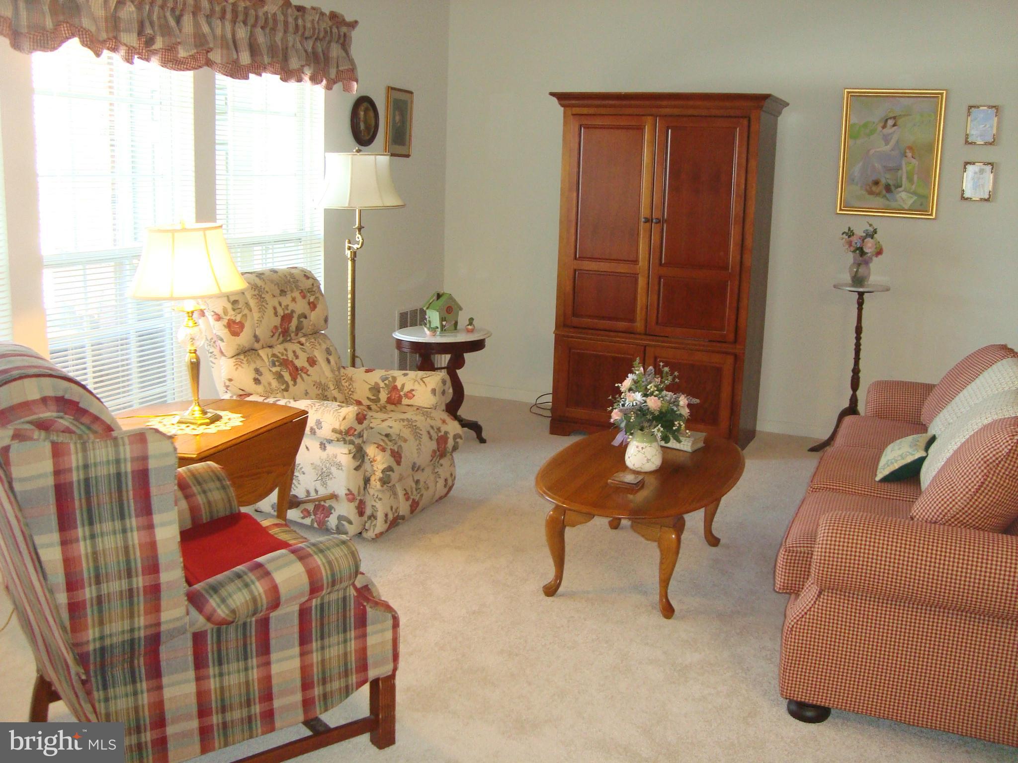 5374 Glenthorne Court, Unit 5374 Baltimore, MD 21237 - Photo 14 of 29 Living Room