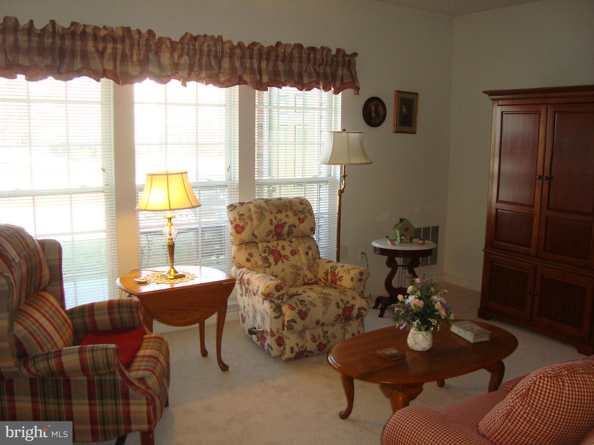5374 Glenthorne Court, Unit 5374 Baltimore, MD 21237 - Photo 15 of 29 Living Room