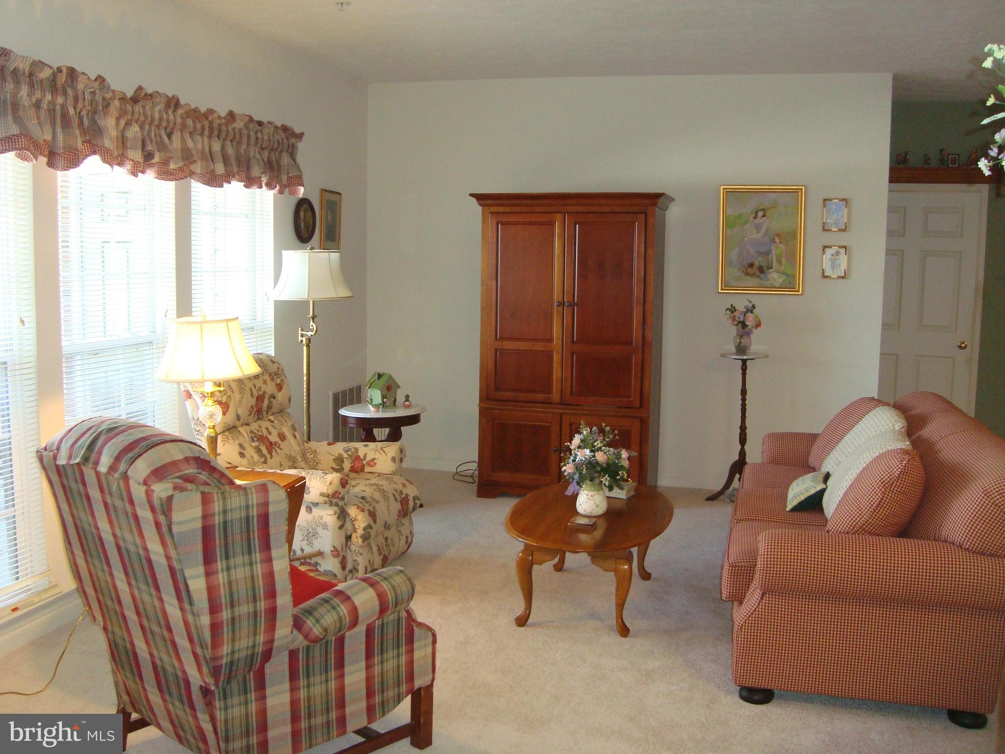 5374 Glenthorne Court, Unit 5374 Baltimore, MD 21237 - Photo 16 of 29 Living Room
