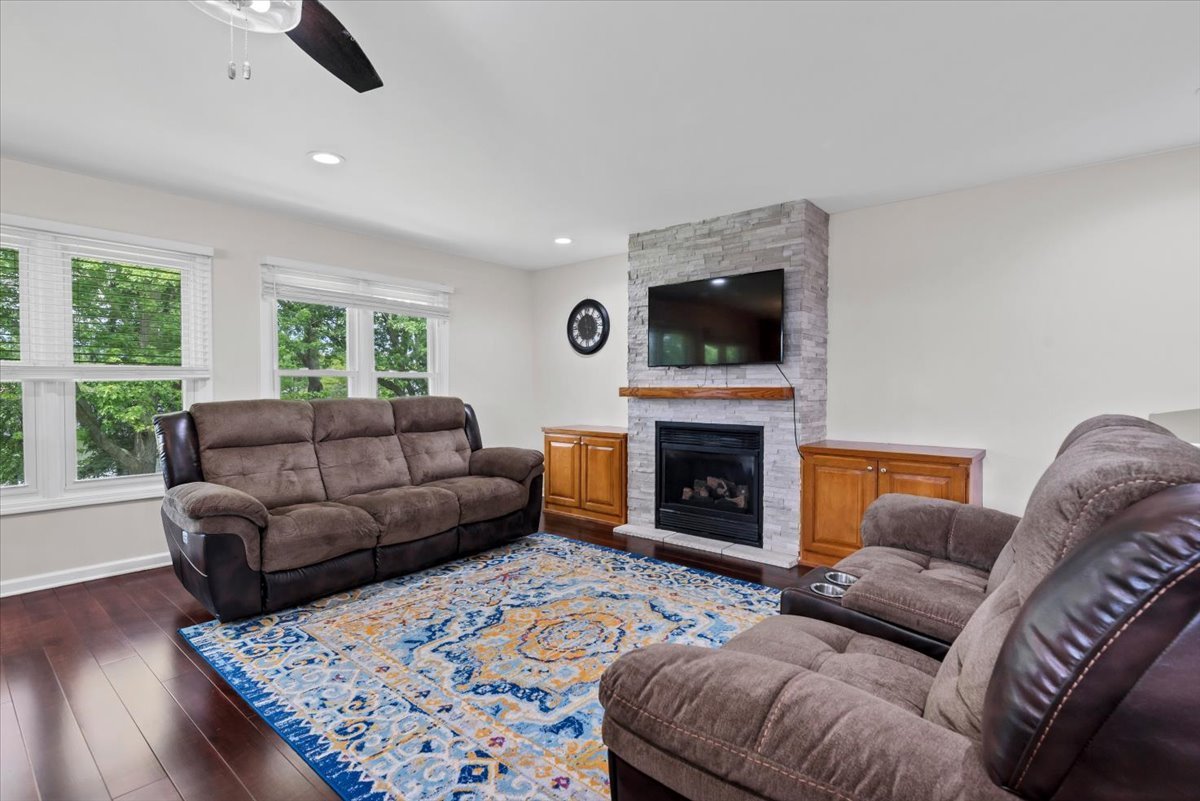 1820 Claremont Road Hoffman Estates, IL 60169 - Photo 13 of 33