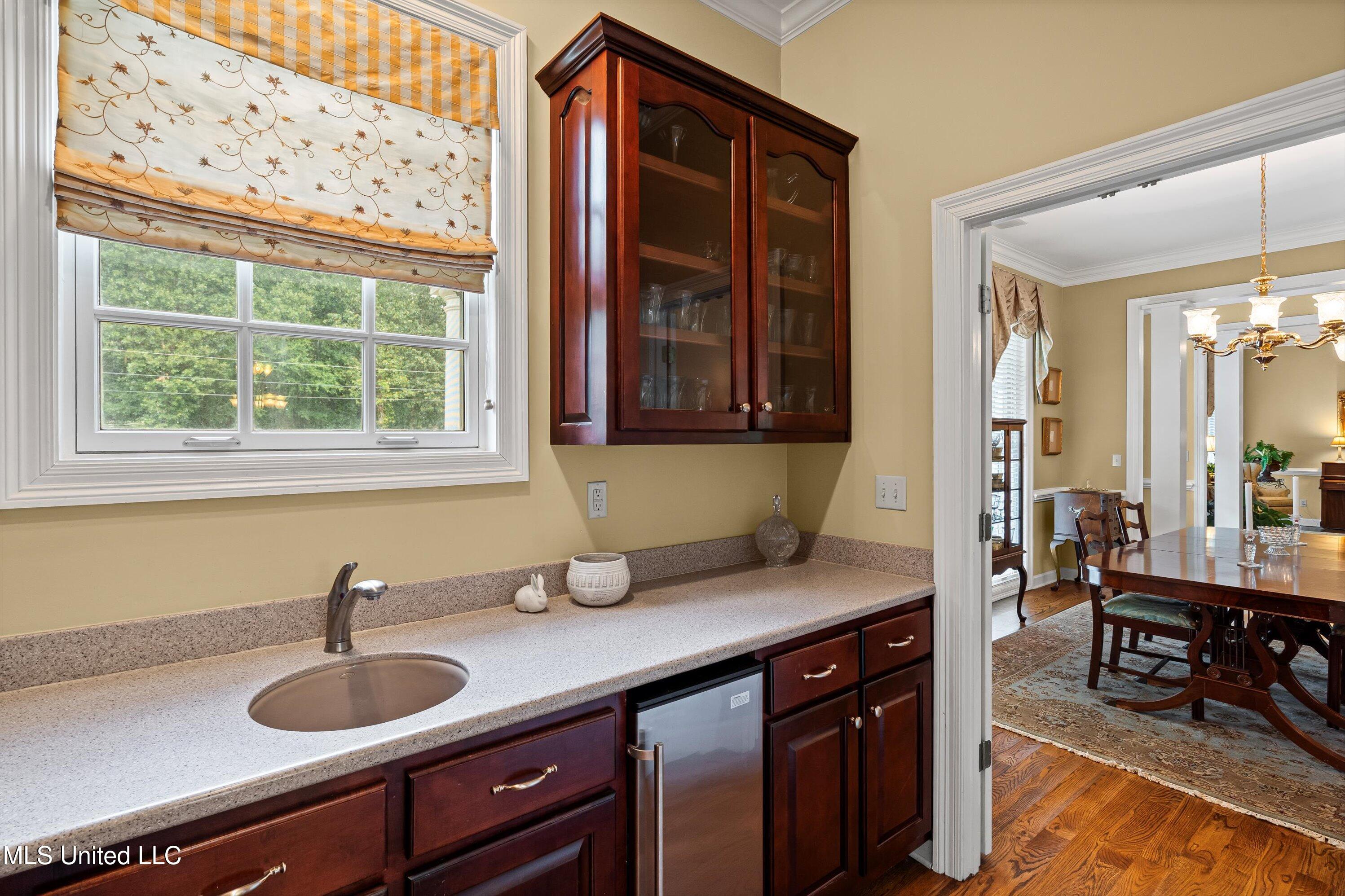 193 Crockett Loop Hernando, MS 38632 - Photo 14 of 64 14-Butler's Pantry with sink and new ice