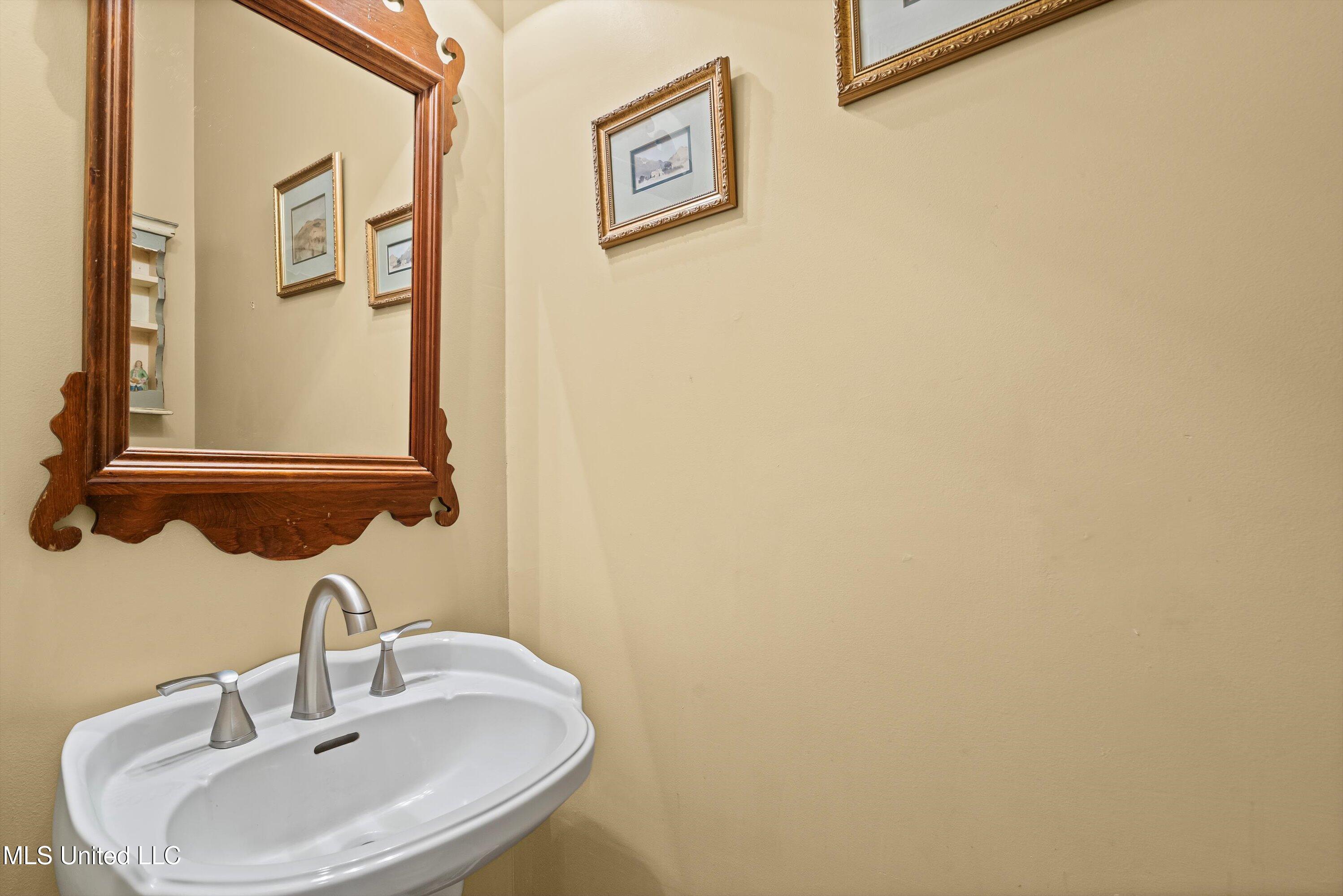 193 Crockett Loop Hernando, MS 38632 - Photo 21 of 64 21-Powder Room