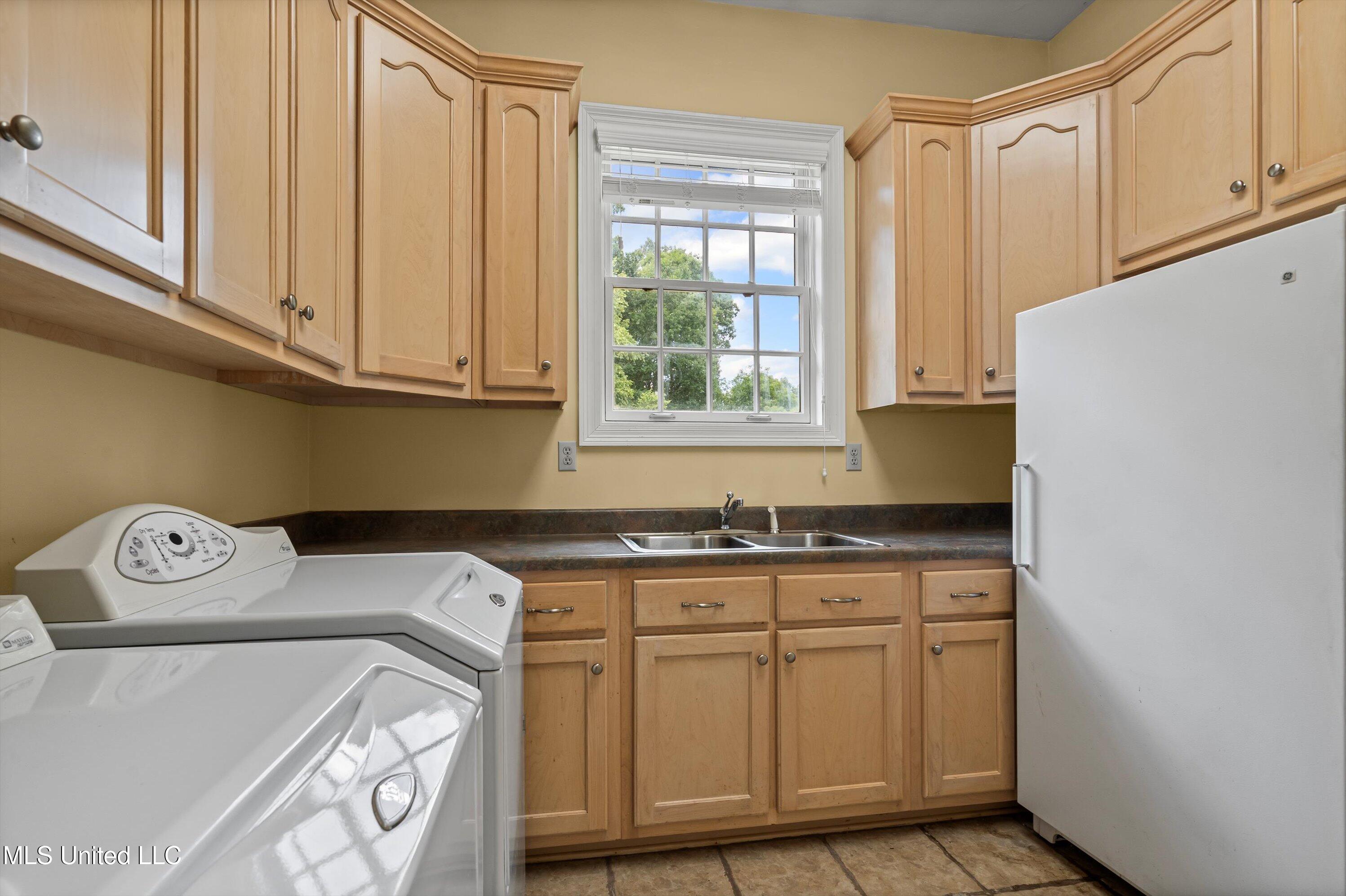 193 Crockett Loop Hernando, MS 38632 - Photo 22 of 64 22-Large Laundry Room with sink and load