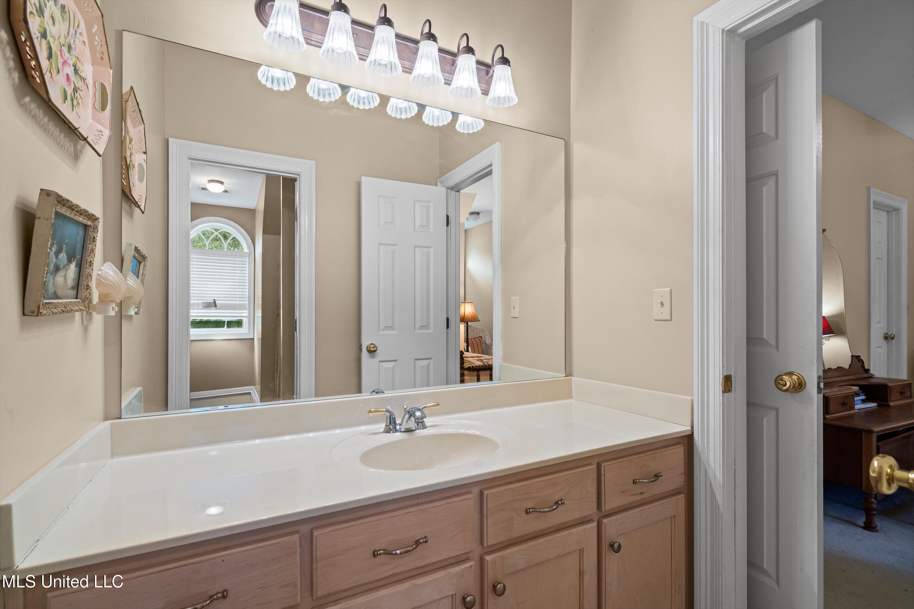 193 Crockett Loop Hernando, MS 38632 - Photo 35 of 64 35-Jack & Jill Bath upstairs