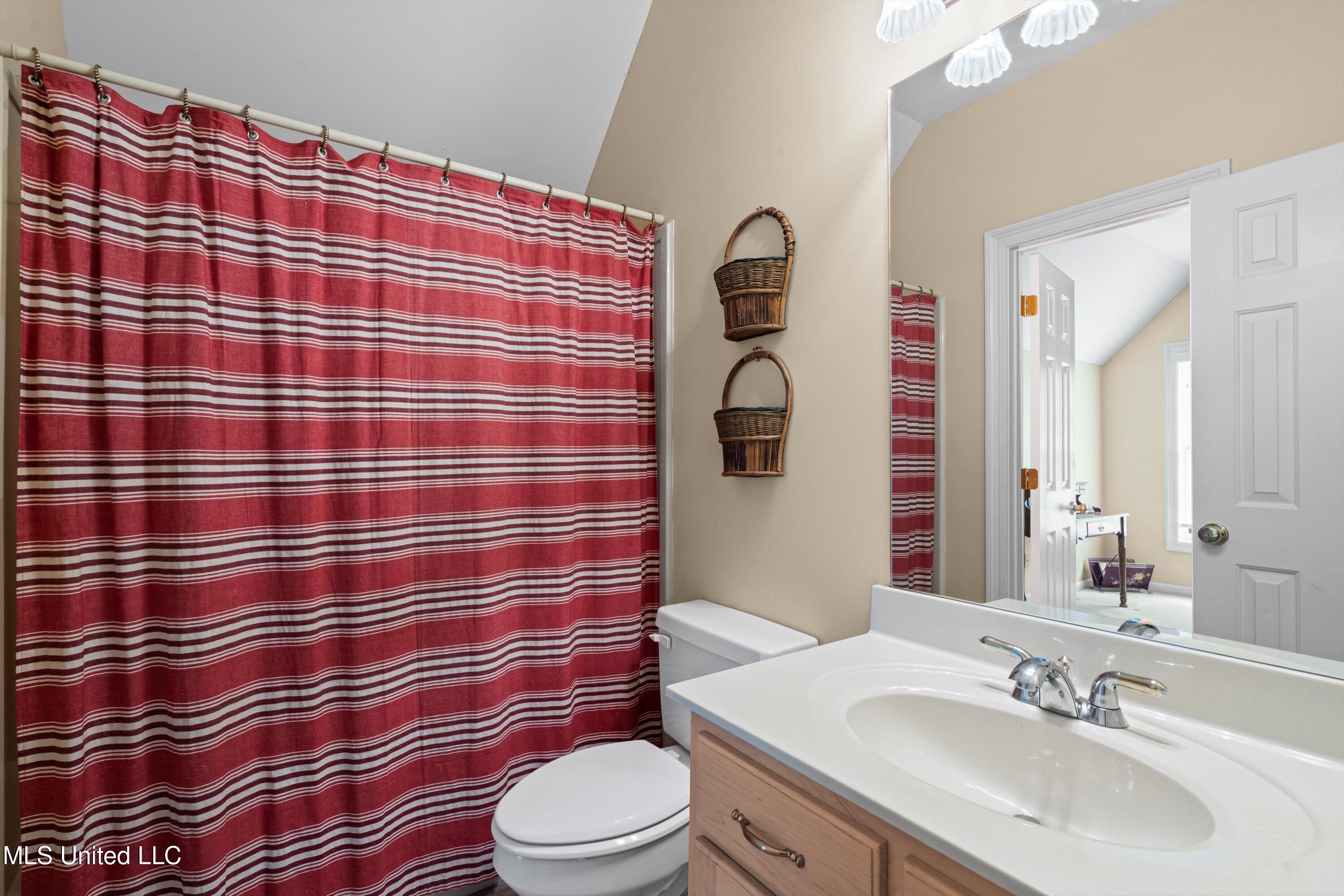 193 Crockett Loop Hernando, MS 38632 - Photo 36 of 64 36-Bathroom upstairs opens to hall and b