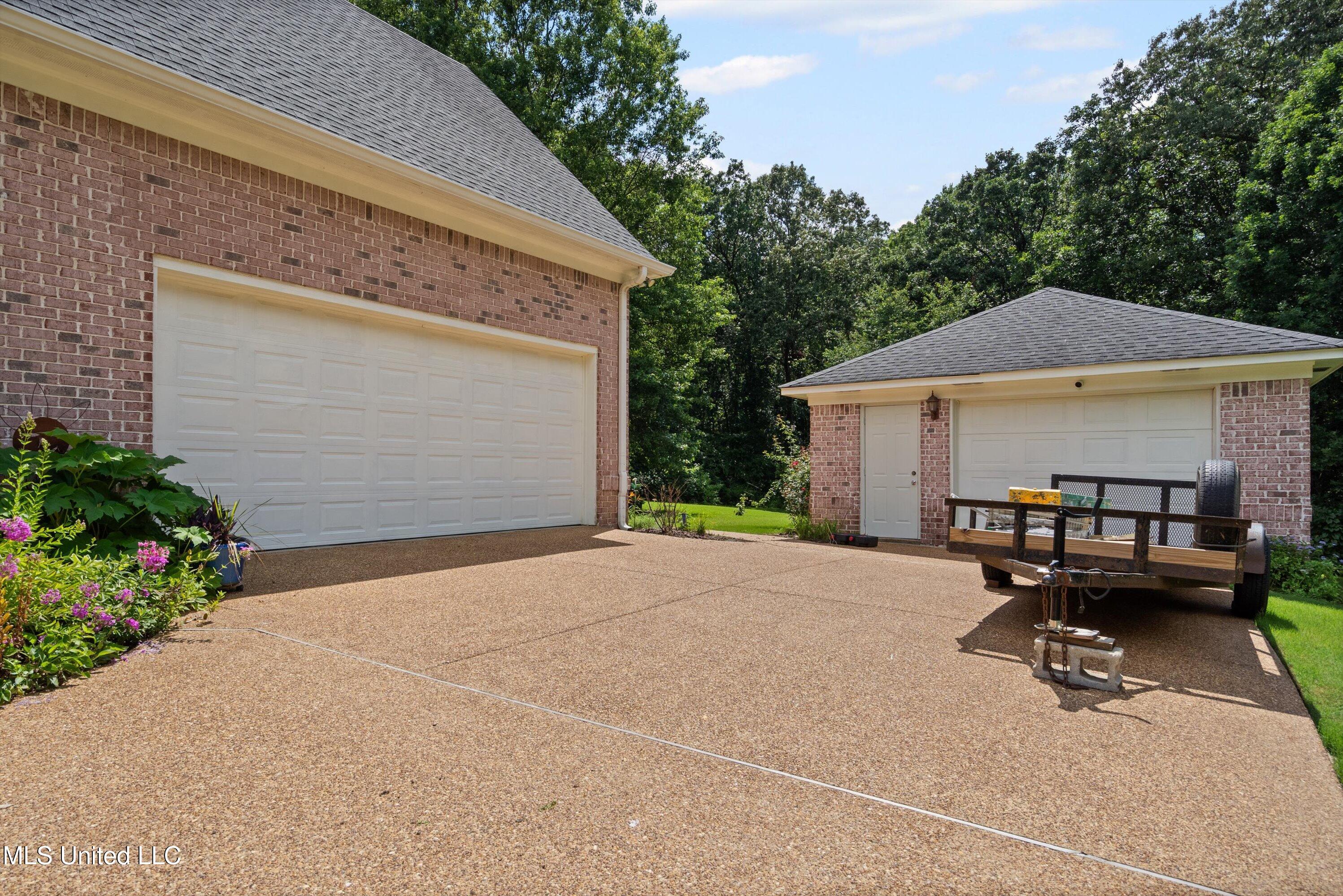 193 Crockett Loop Hernando, MS 38632 - Photo 4 of 64 04-2 car garage and detached garage_work