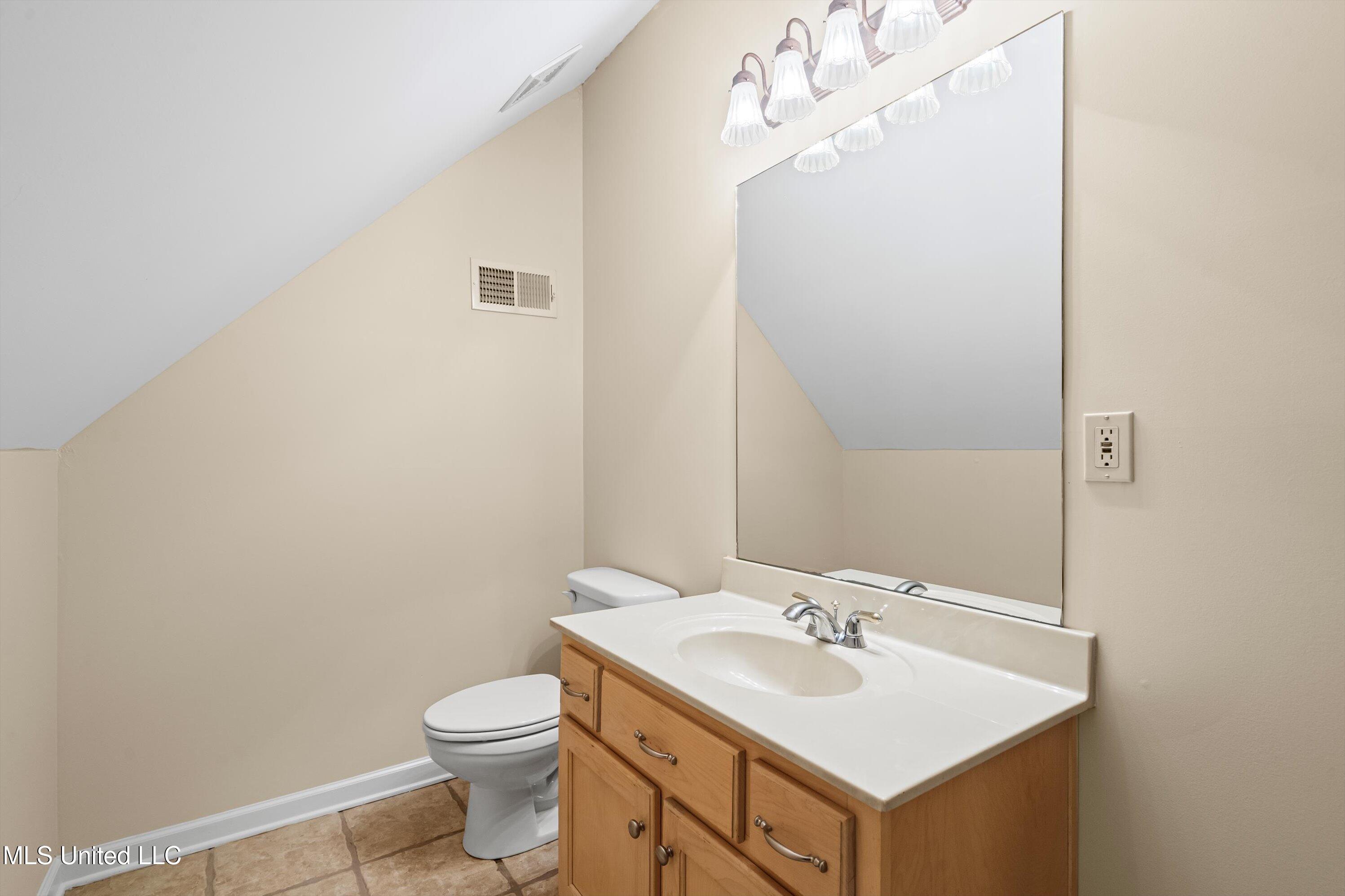 193 Crockett Loop Hernando, MS 38632 - Photo 41 of 64 41-5th bedroom powder room
