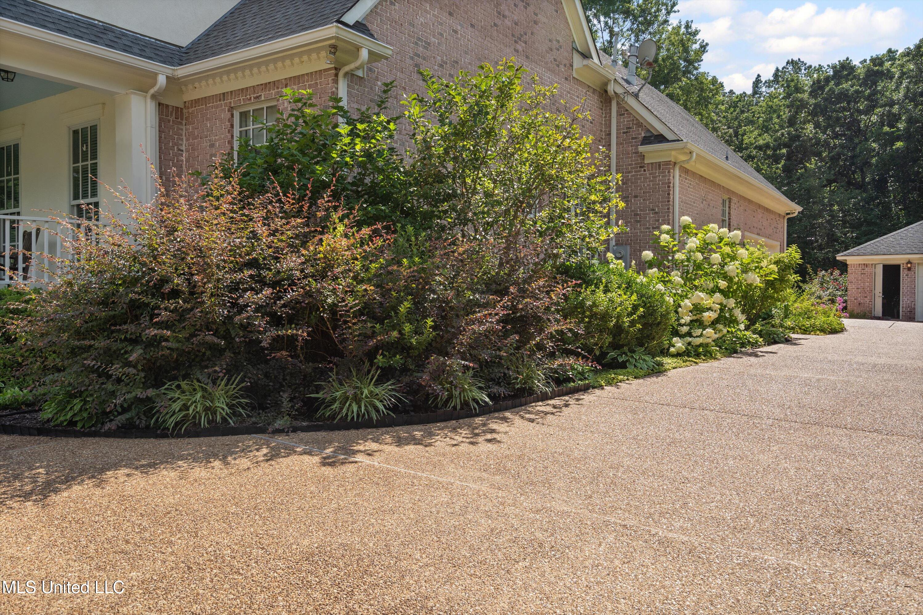 193 Crockett Loop Hernando, MS 38632 - Photo 44 of 64 44-Beautifully landscaped yard