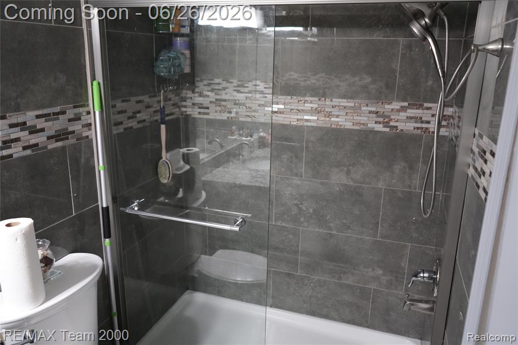 6426 Chase Road Dearborn, MI 48126 - Photo 16 of 35