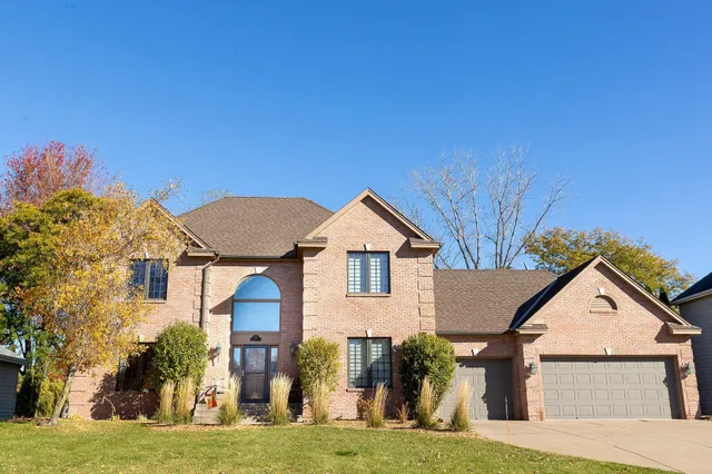 $625,000 | 248 Meadowood Lane, Vadnais Heights, MN 55127