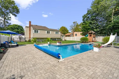 $899,999 | 939 Manor Lane, Bay Shore, NY 11706