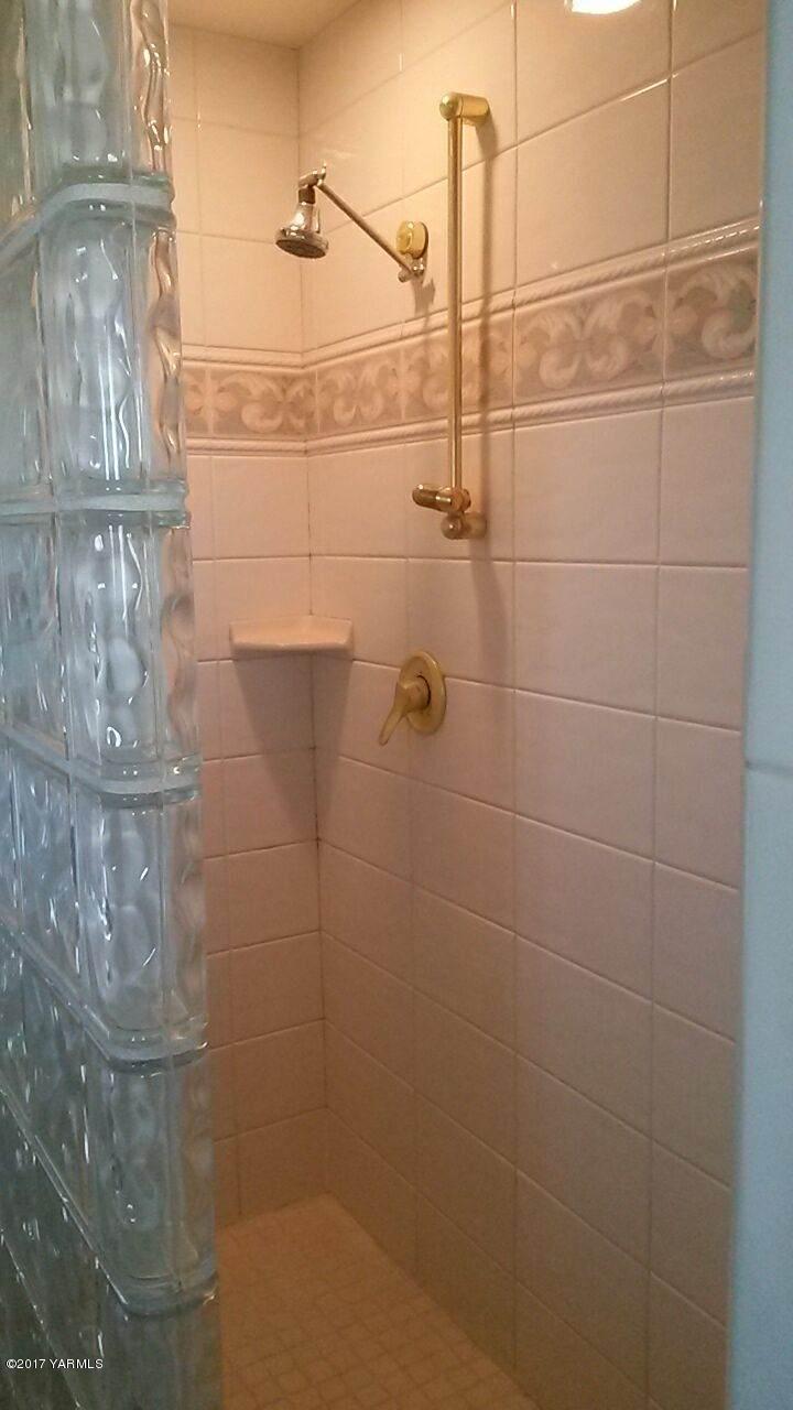 11604 Summitview Ext Road Yakima, WA 98908 - Photo 13 of 41 a bathroom with a shower