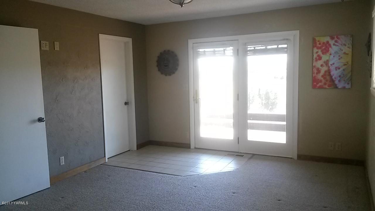 11604 Summitview Ext Road Yakima, WA 98908 - Photo 16 of 41 an empty room with windows and closet