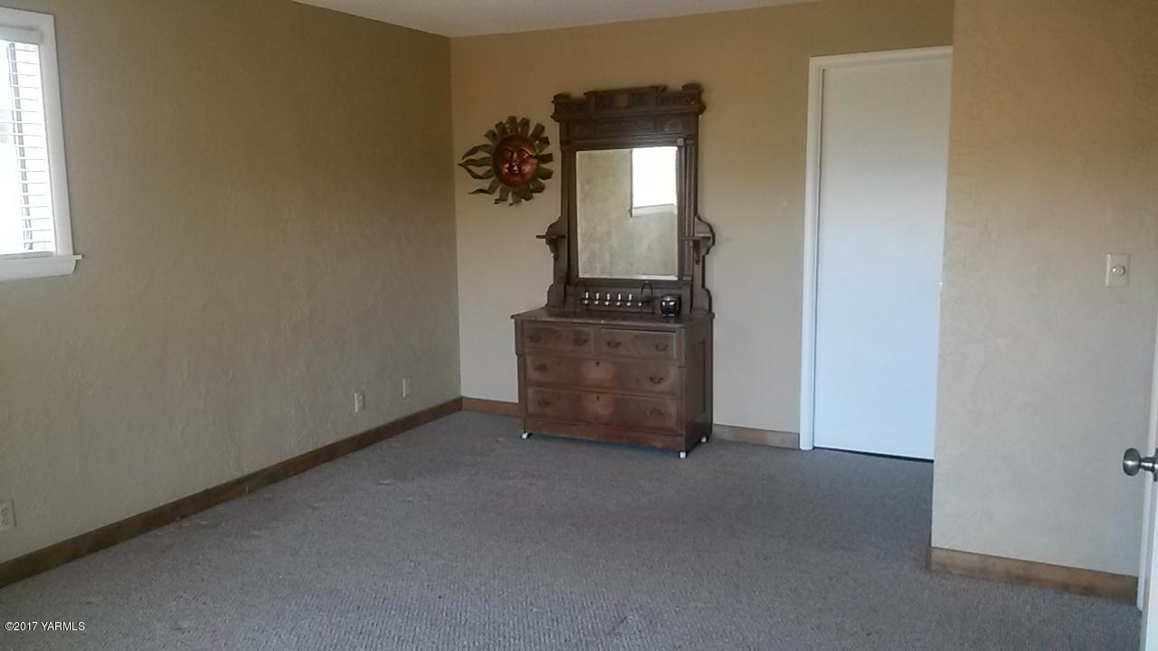 11604 Summitview Ext Road Yakima, WA 98908 - Photo 17 of 41 an empty room with windows and cabinet
