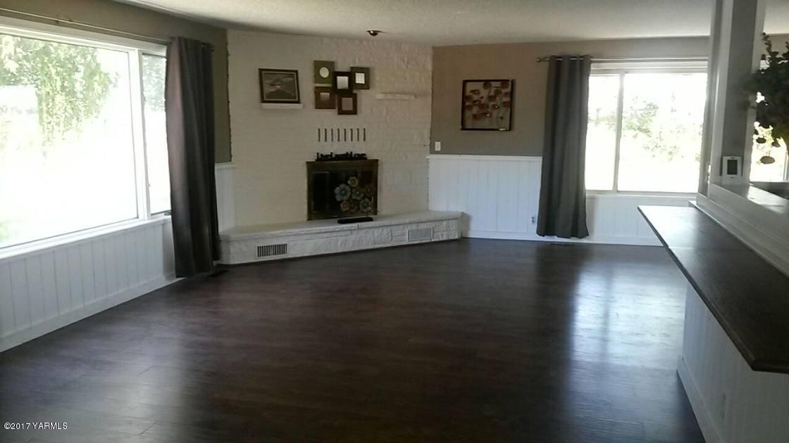 11604 Summitview Ext Road Yakima, WA 98908 - Photo 3 of 41 a view of a livingroom with wooden floor