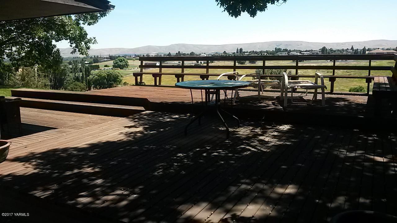 11604 Summitview Ext Road Yakima, WA 98908 - Photo 26 of 41 a view of a balcony with an outdoor seating