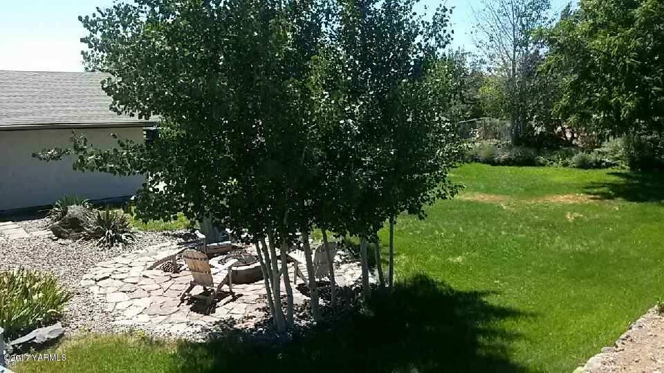 11604 Summitview Ext Road Yakima, WA 98908 - Photo 28 of 41 a view of a backyard
