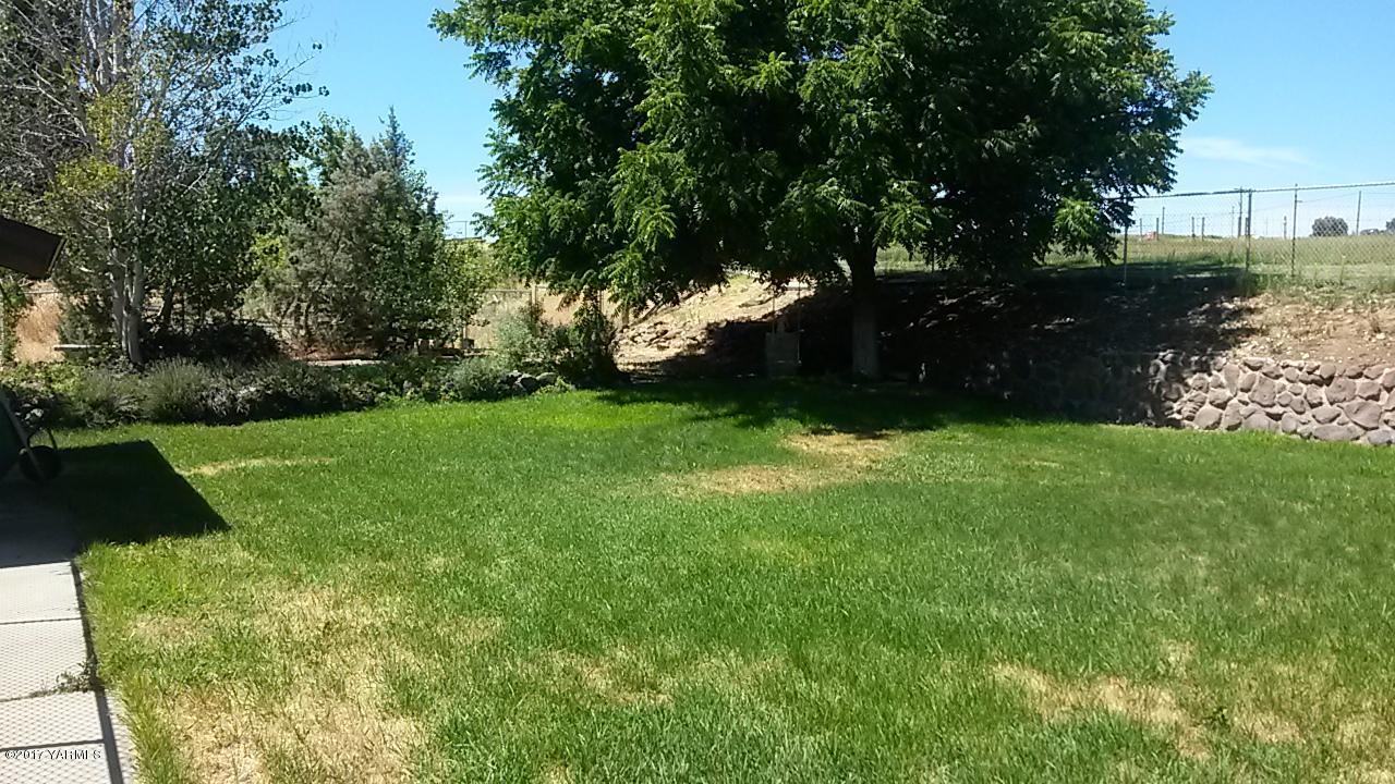 11604 Summitview Ext Road Yakima, WA 98908 - Photo 30 of 41 a view of a garden
