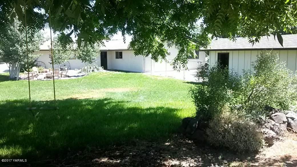 11604 Summitview Ext Road Yakima, WA 98908 - Photo 31 of 41 a view of a house with a yard