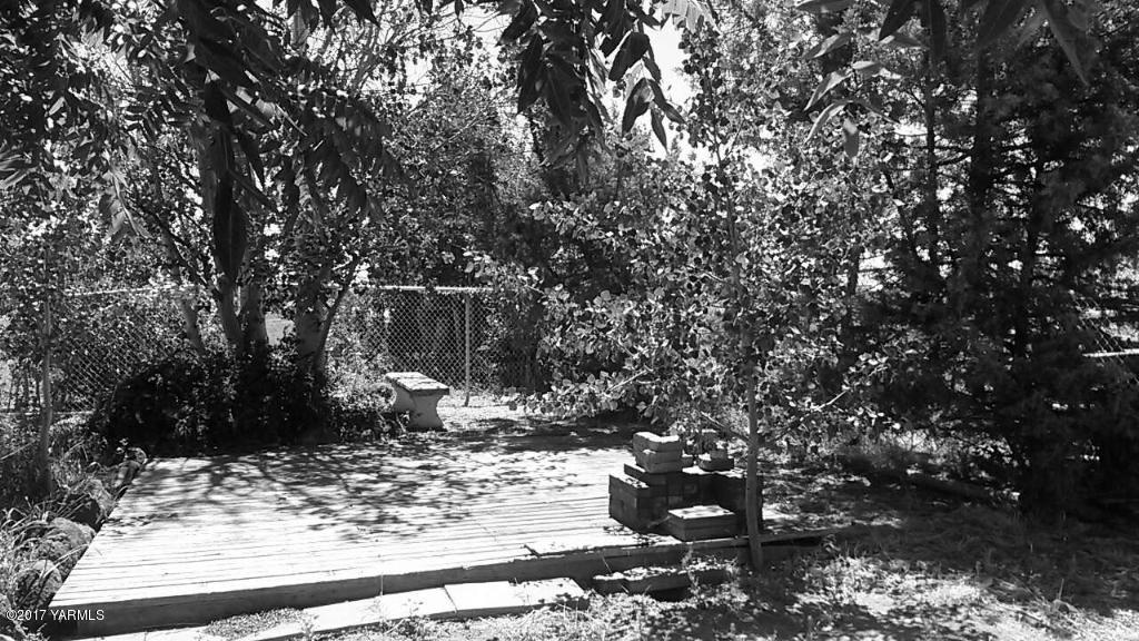 11604 Summitview Ext Road Yakima, WA 98908 - Photo 32 of 41 a view of a yard with large trees