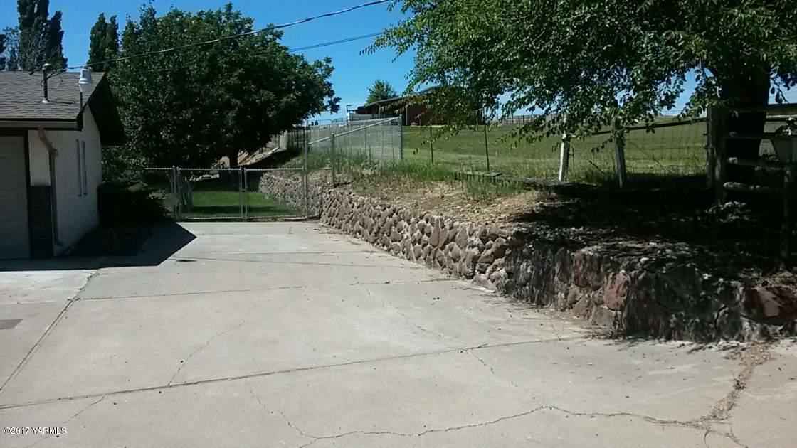 11604 Summitview Ext Road Yakima, WA 98908 - Photo 34 of 41 a view of lake