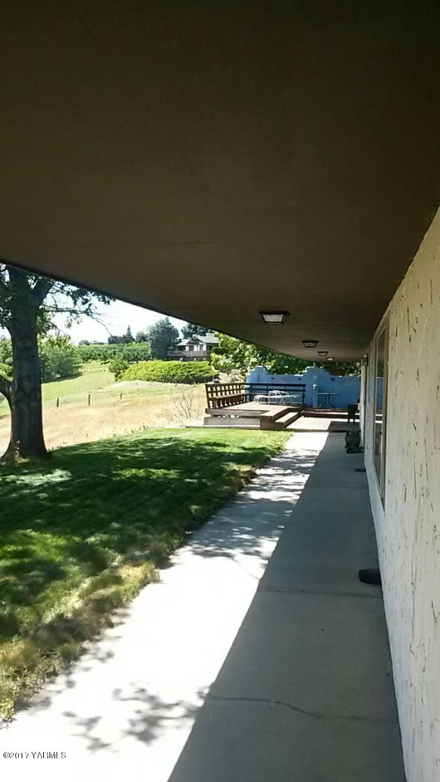 11604 Summitview Ext Road Yakima, WA 98908 - Photo 36 of 41 a view of swimming pool from a yard
