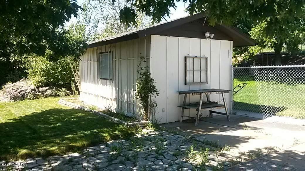 11604 Summitview Ext Road Yakima, WA 98908 - Photo 38 of 41 a backyard of a house with table and chairs