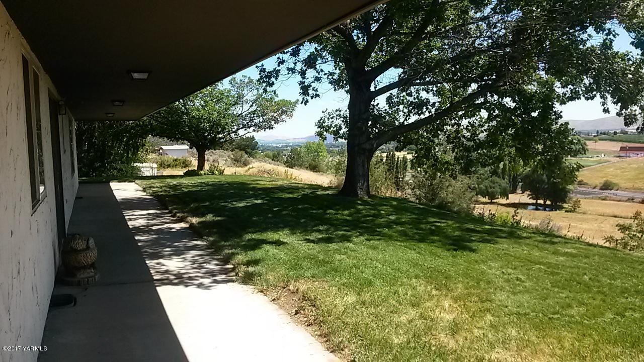 11604 Summitview Ext Road Yakima, WA 98908 - Photo 40 of 41 a view of back yard of the house
